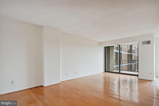 Building Photo - 2311 Pimmit Dr