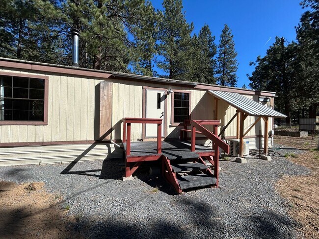 Building Photo - 2BD/2BA Home located in the Deschutes River Woods neighborhood with 2 master suites!