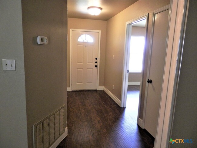 Foto del edificio - 2750 Maple Tree Rd