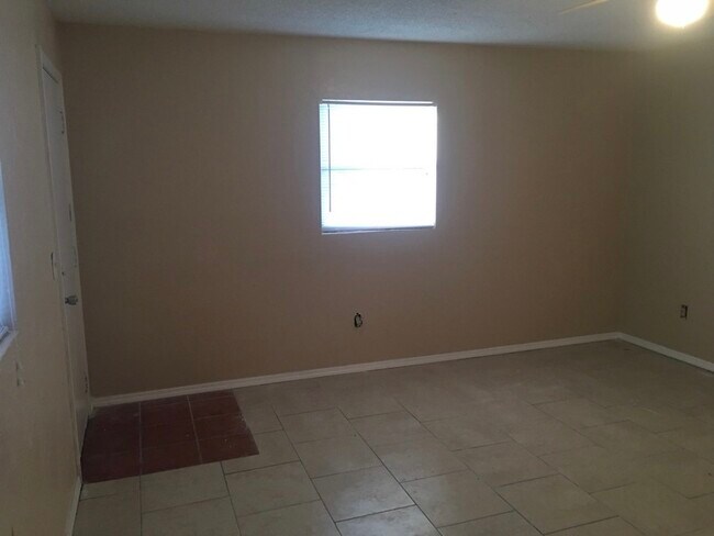 Building Photo - 902 W Jackson St