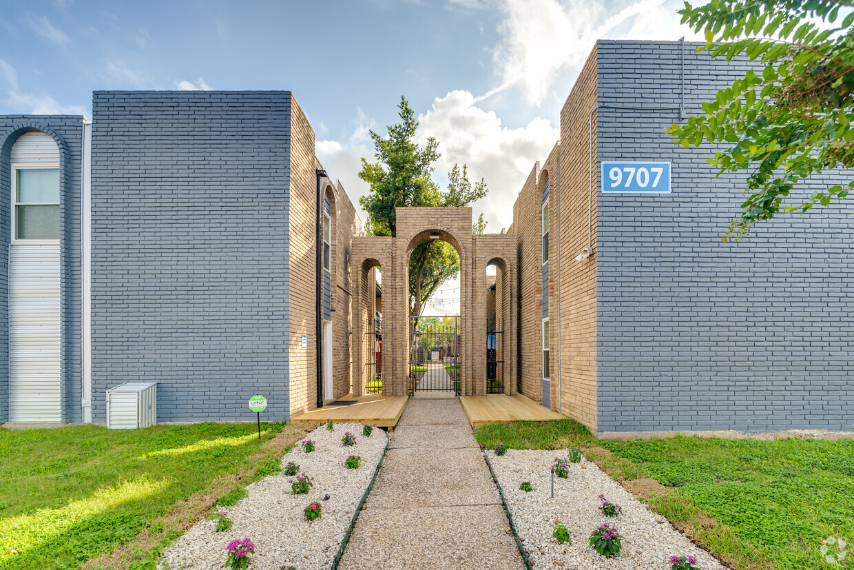 Foto principal - The Citadel at Med Center Houston Apartments