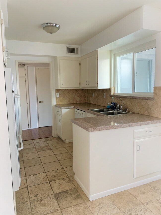 Kitchen. - 14414 Addison St