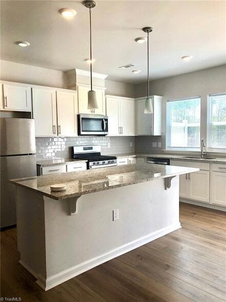 Building Photo - 825 Falls Grove Trl
