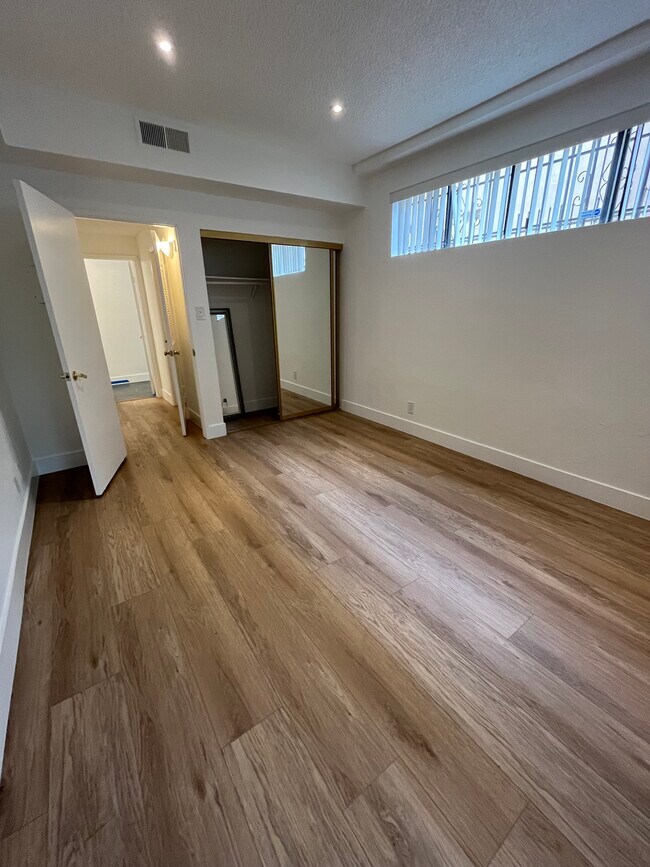 Foto del edificio - 729 S Hobart Blvd