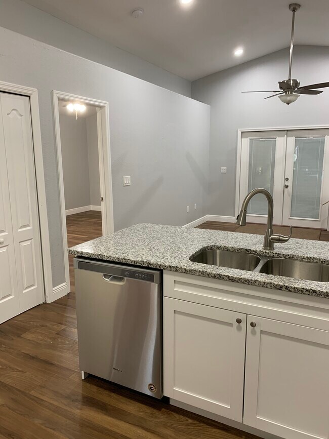 Cocina/Sala de estar trasera - 2505 W Aileen St