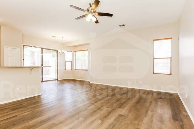 Building Photo - Beautiful 4 bed/2 bath home with a private...