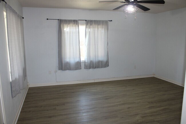 Building Photo - 135 Poinsettia Ave