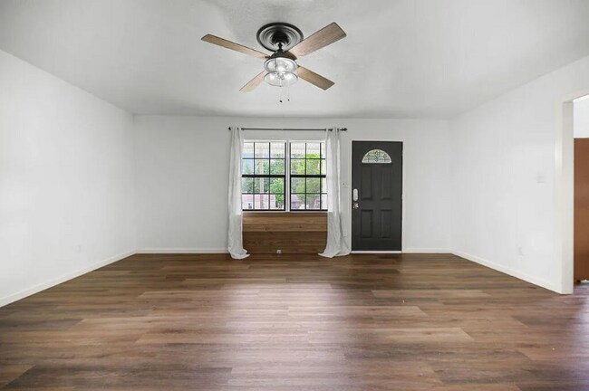 Foto del edificio - 1112 Anderson Dr