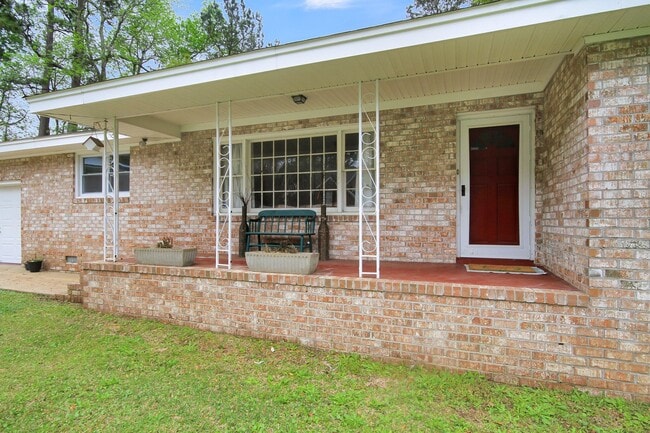 Building Photo - Beautifully Renovated West Ashley Home