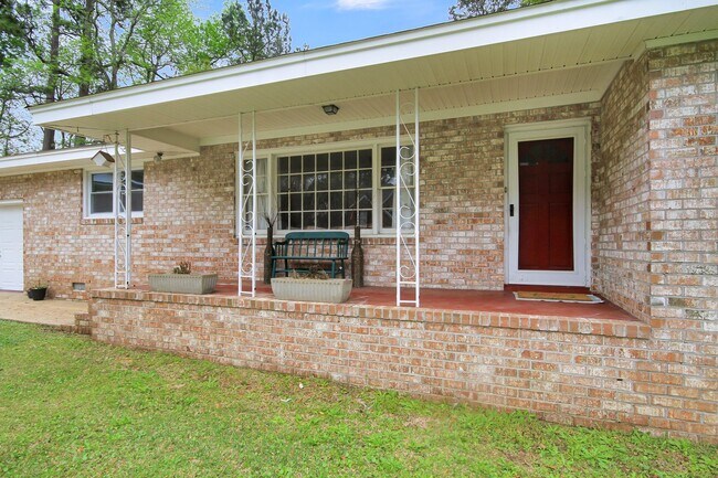 Foto del edificio - Beautifully Renovated West Ashley Home