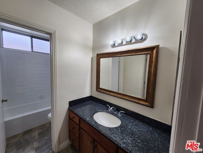 Building Photo - 425 S Kenmore Ave