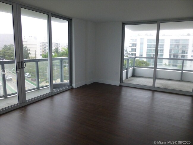 Building Photo - 9261 E Bay Harbor Dr