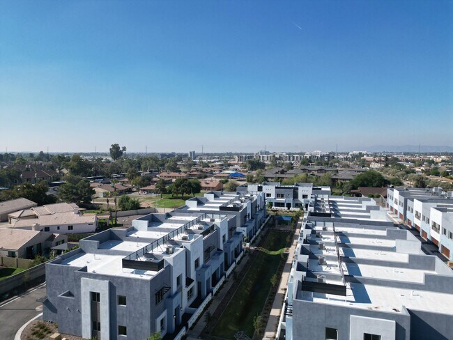 Foto del edificio - Brand New Never Lived in! Location, location, location! Stunning modern style 3 bedroom/2.5 bathr...