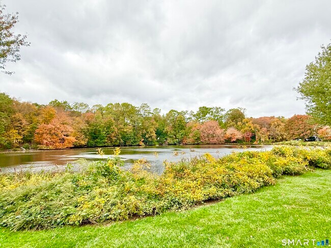 Foto del edificio - 129 Rowayton Woods Dr