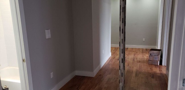 Building Photo - 657 E 21st St