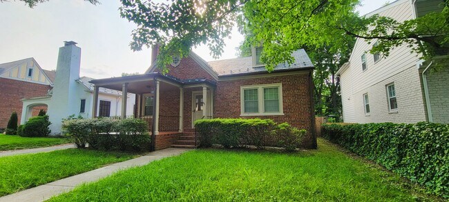 Foto del edificio - Remodeled brick bungalow with 1st floor li...