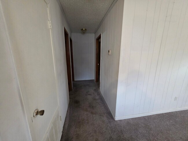 Building Photo - 384 Lakeview Dr