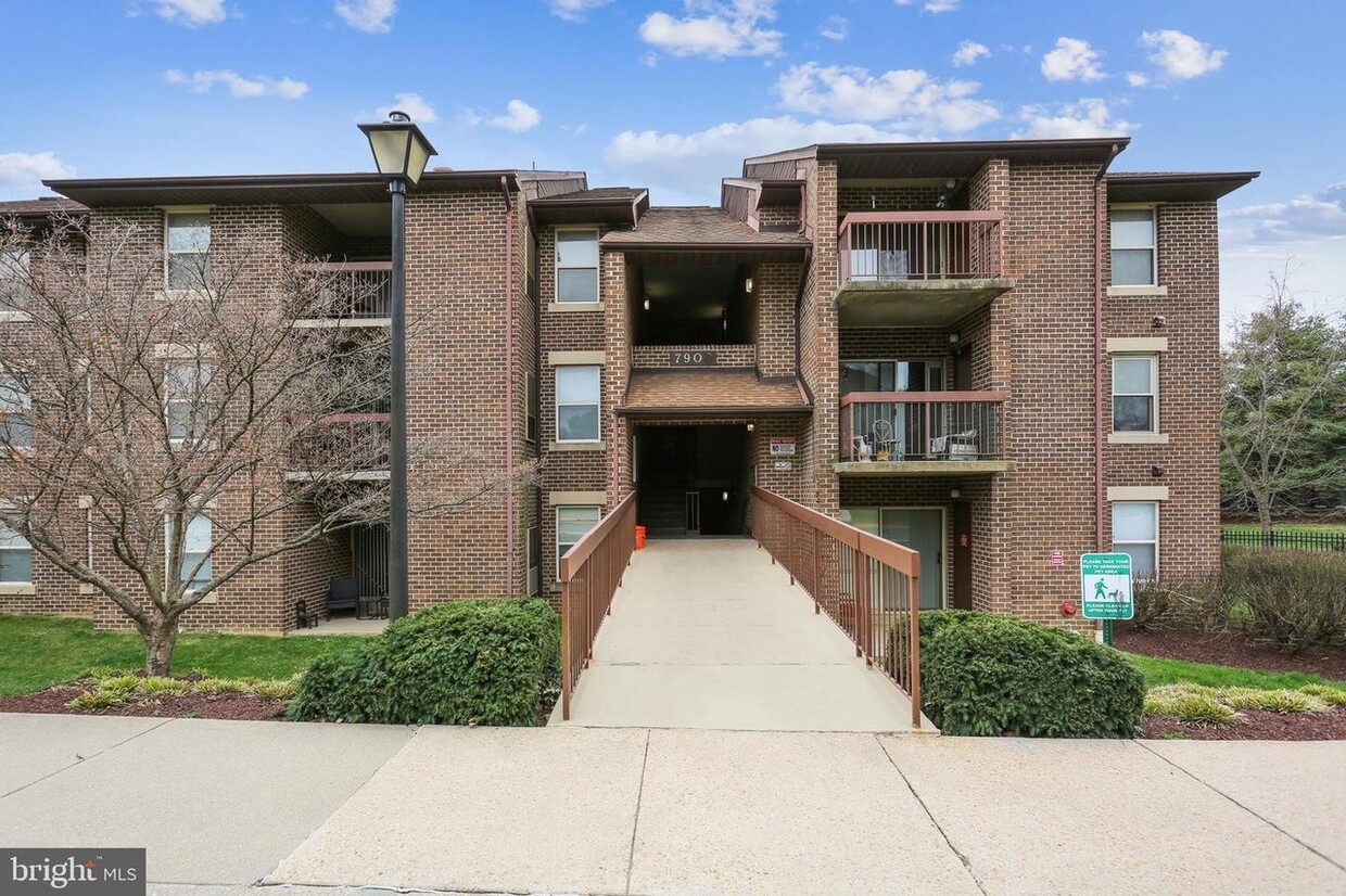 7900 Pearlbush Dr Unit 102, Gaithersburg, MD 20879 Condo for Rent in