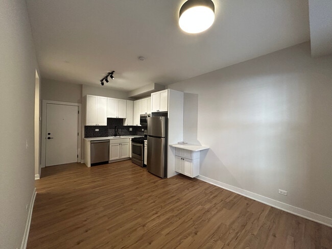 Building Photo - 648 W Wrightwood Ave