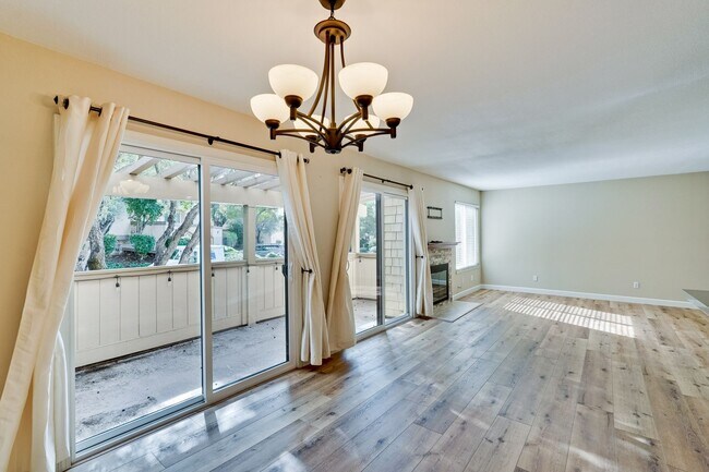 Foto del edificio - Welcome Home!!! - Modern and Spacious Gem! Townhouse with 2 Primary Bedrooms, Nice balcony, In re...