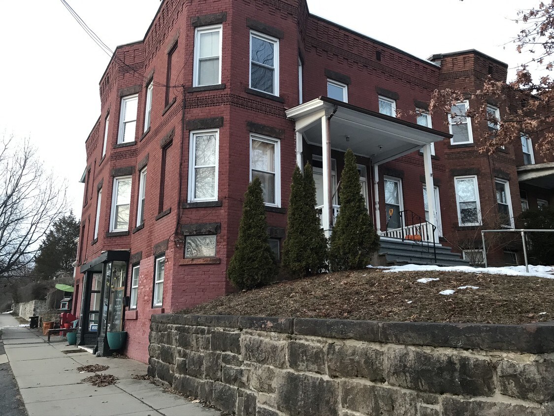 Primary Photo - 303 Linden St