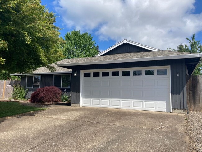Building Photo - Single Level Ranch Home in Newberg