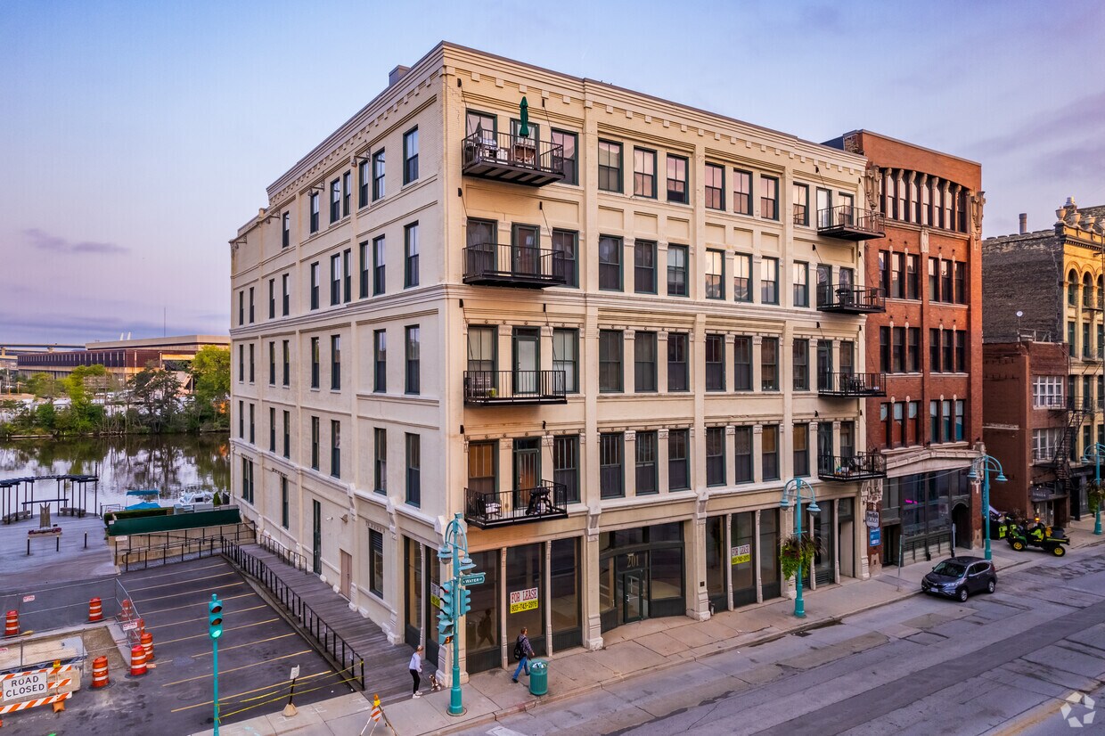 Primary Photo - 201-205 N Water St