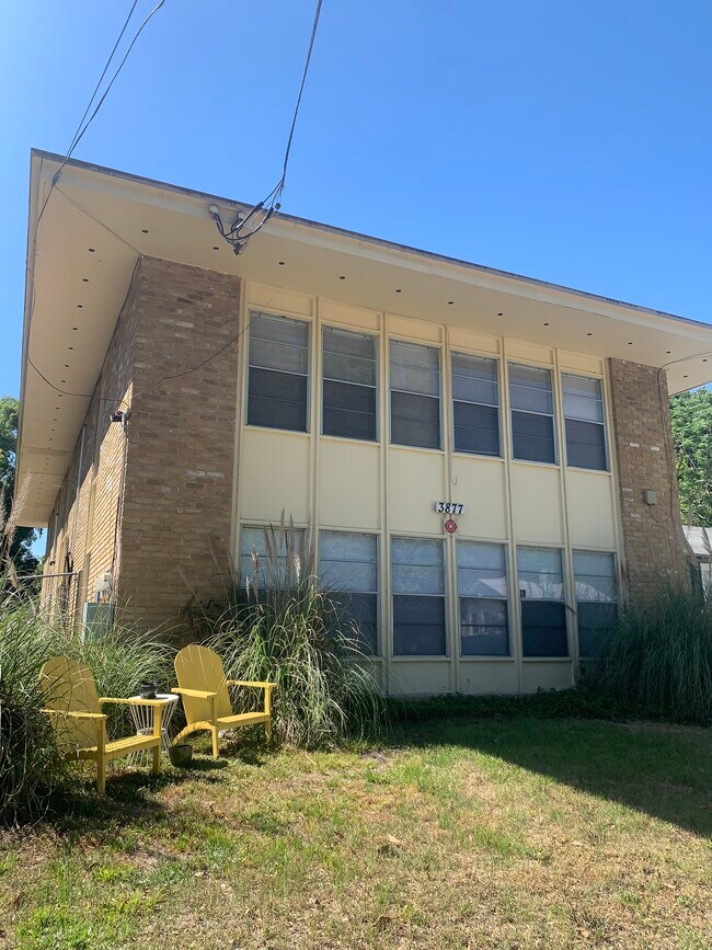 Bonita fachada - 3877 Herschel St
