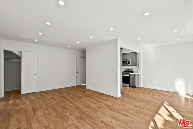 Foto del edificio - 1233 N Harper Ave