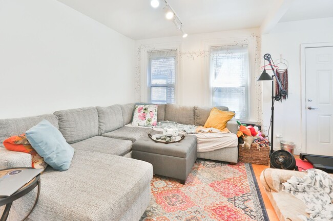 Photo - Wicker Park Big 3 Bedroom 2 Bath Private Coach House. Decks and Outdoor Space.