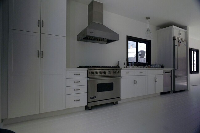 Building Photo - Beautiful, Airy Venice Home Near Beach, Sh...