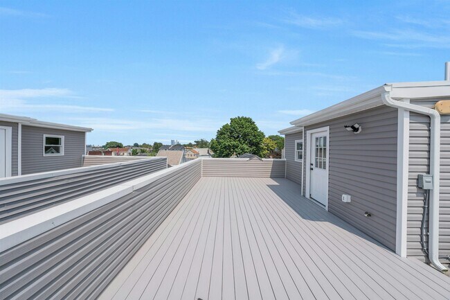 Foto del edificio - 275 Pearsall Ave