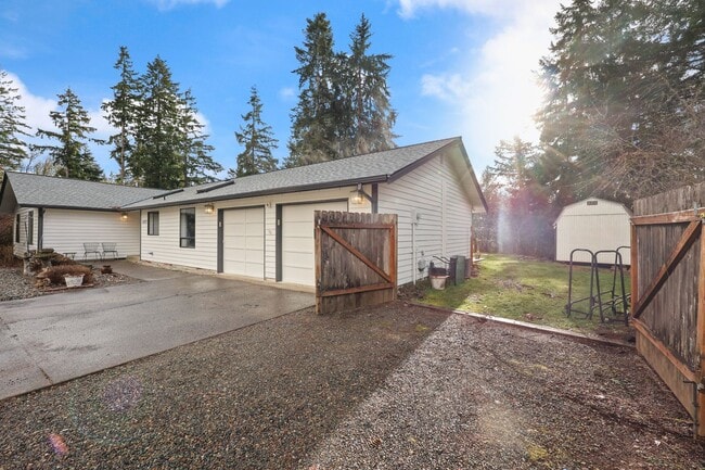 Building Photo - Move in ready, 3 bedroom rambler - Olympia School District