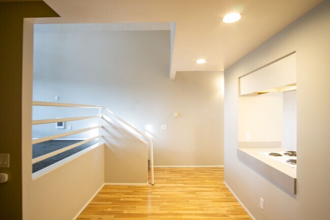 Foto del edificio - Fantastic Lake Oswego 2Bdr w/Fireplace, Dishwasher & W/D + Balcony