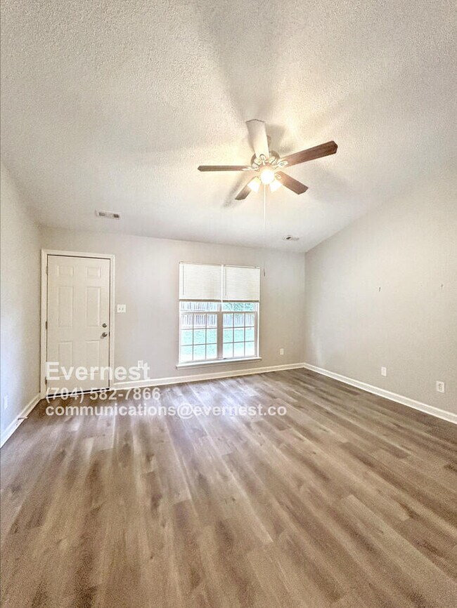 Foto del edificio - 2436 Fairstone Ave