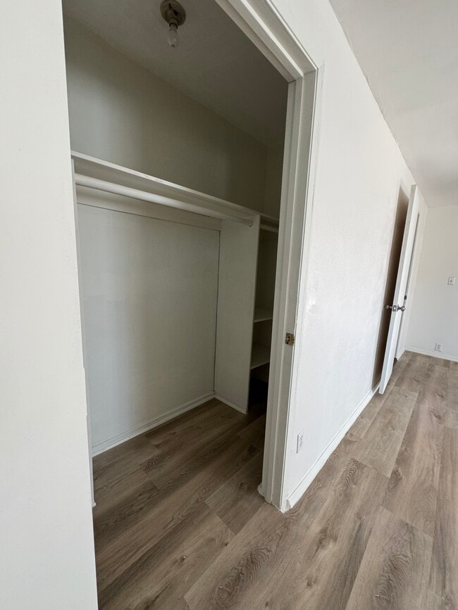 Dormitorio principal espacioso vestidor - 2971 Swandale Ct