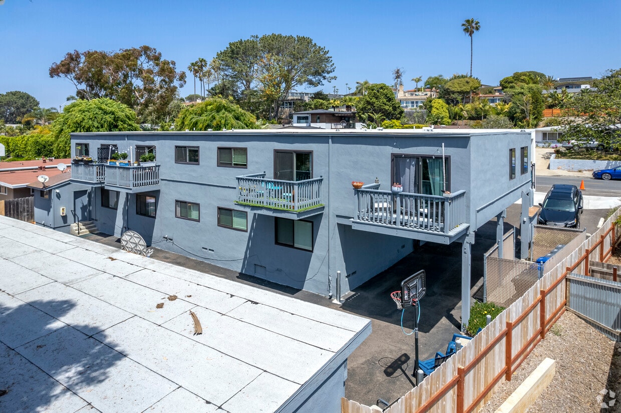 Building Photo - 721 S Cedros Ave
