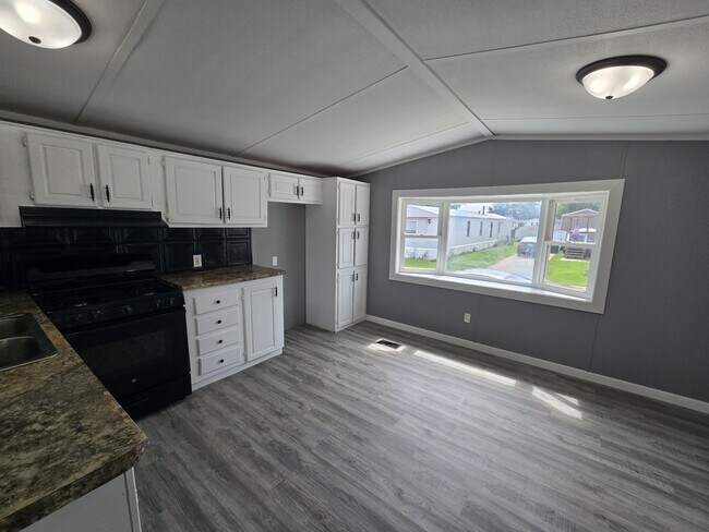 Building Photo - 700 W Ridgeway Ave