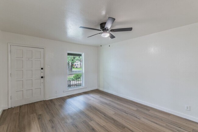 Building Photo - 7516 Olusta Dr