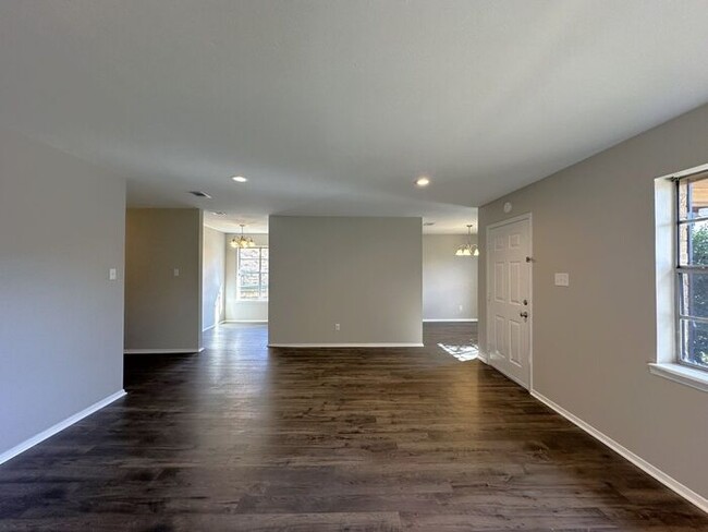 Building Photo - Tour Today! Newly Updated 3 Bedroom 2 Bath...