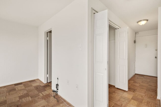 Building Photo - North Bethesda Studio - Walk to Metro - Utilities Included