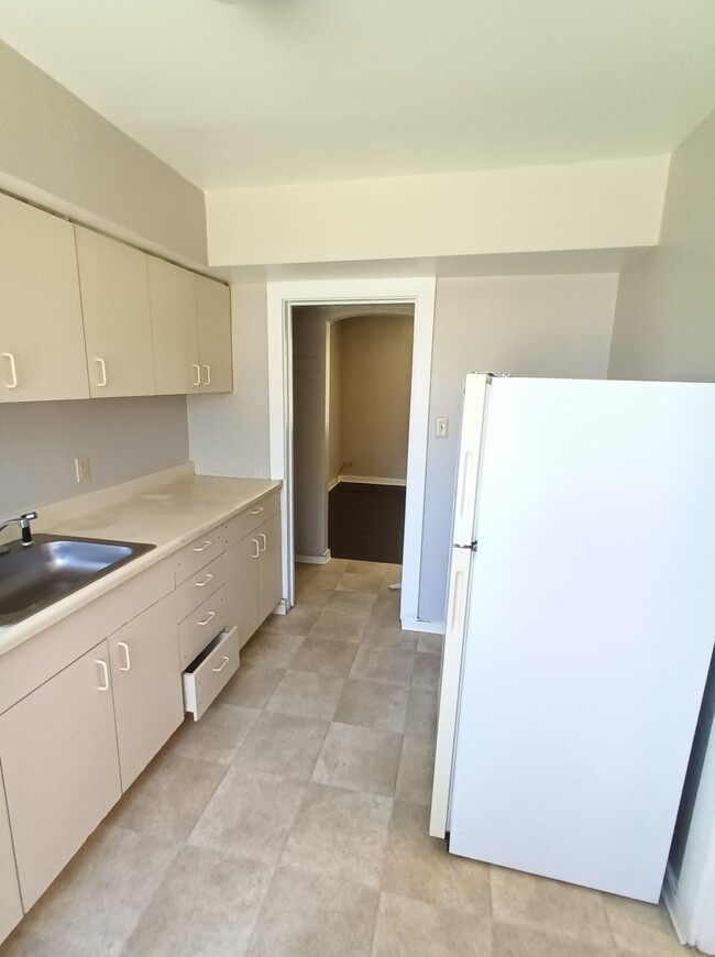 Kitchen - 3866 W Pershing Dr