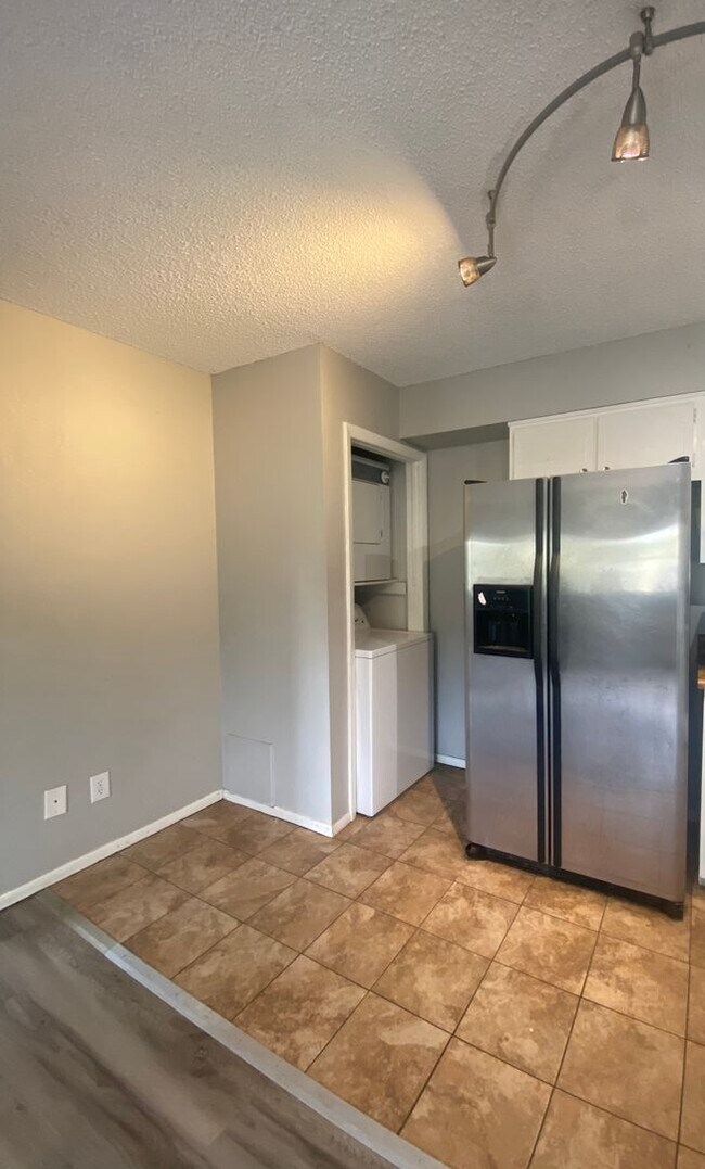 Foto del edificio - Move into this beautiful 2 bed 2 bath apar...