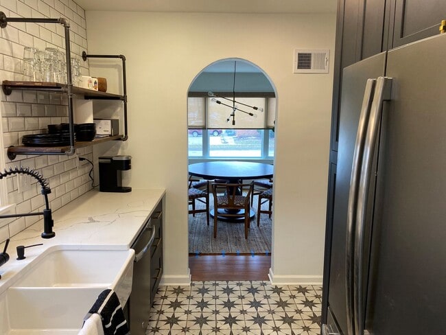 Building Photo - Renovated 3-bed, 2-bath home close to scho...