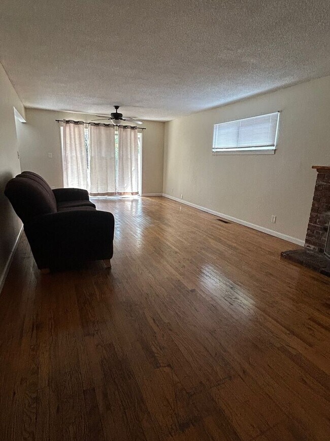 Foto del edificio - 1570 Warner St