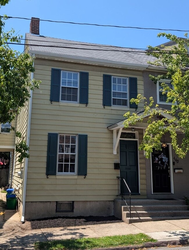 Building Photo - 441 Linden St