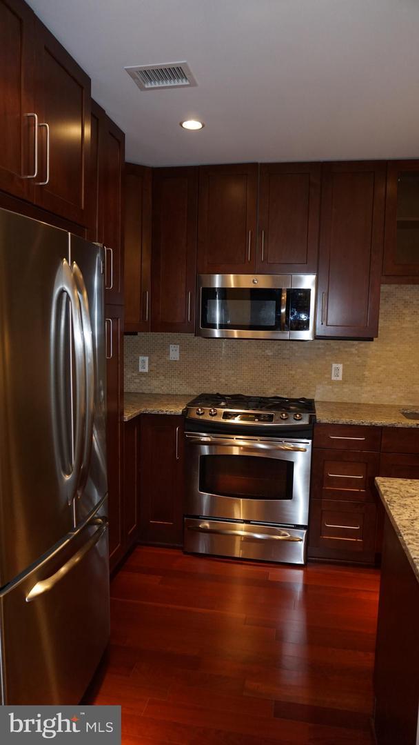 Foto del edificio - 8220 Crestwood Heights Dr