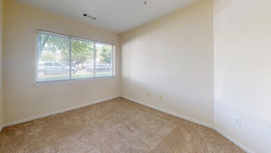 Interior Photo - 20 Lambourne