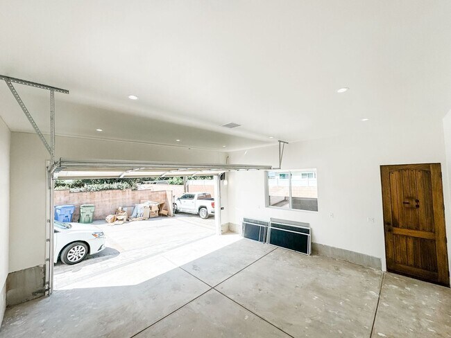 Foto del edificio - 9637 Corbin Ave