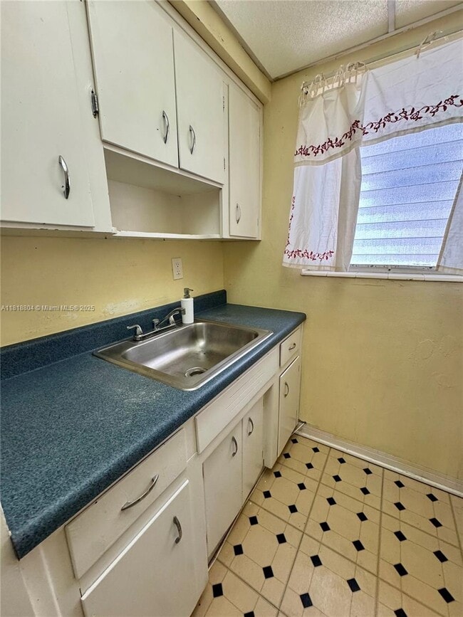 Foto del edificio - 8132 Harding Ave